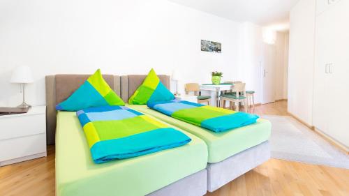 弗莱堡Apartments an der Uniklinik的客厅里一张带色彩缤纷枕头的沙发