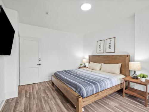 匹兹堡Oakland/University @G Modern and Bright Private Bedroom with Shared Bathroom的一间带大床和电视的卧室