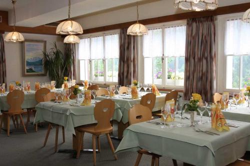 梅赫陶尔沃尔德豪斯旅馆的用餐室设有桌椅和窗户。