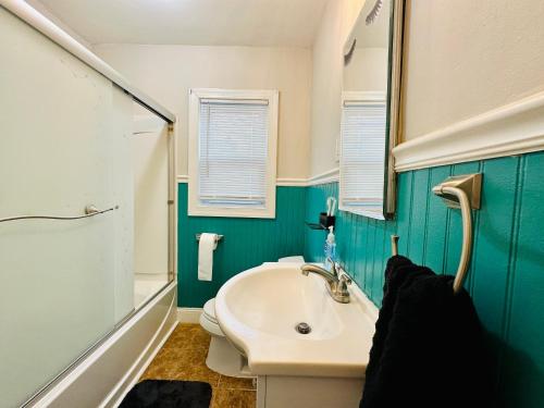 樱桃山Campu’s House - HOME SWEET HOME in Cherry Hill的一间带水槽、卫生间和镜子的浴室