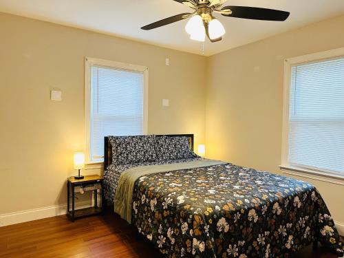 樱桃山Campu’s House - HOME SWEET HOME in Cherry Hill的一间卧室配有一张床和吊扇