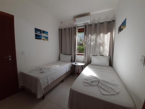 库穆鲁沙蒂巴Pousada Maré的一间卧室设有两张床和窗户。