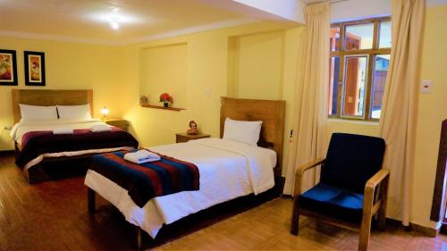 库斯科Eco Aventura Hostel Cusco的酒店客房,配有两张床和椅子