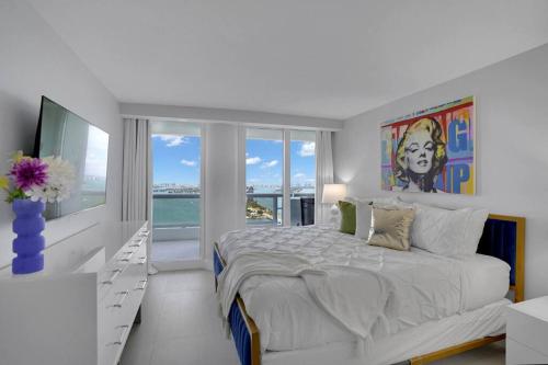 迈阿密Cloud Nine! Direct Water Views of Bay & Ocean!的白色的卧室设有一张大床和一个窗户