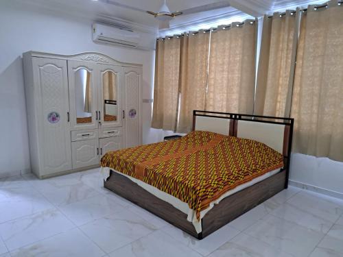 阿克拉Pool House Retreat in Accra的一间卧室配有一张床和一个梳妆台