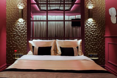 悉尼Lovers Den Potts Point的一间卧室配有一张大床和红色床头板