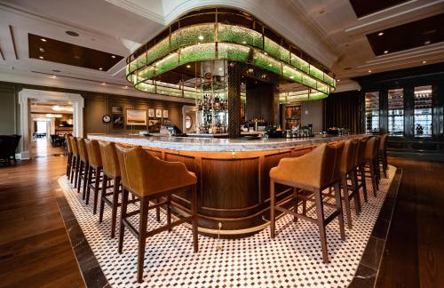 国家海港盖洛德国家度假会议中心酒店的餐厅的酒吧,有一堆椅子