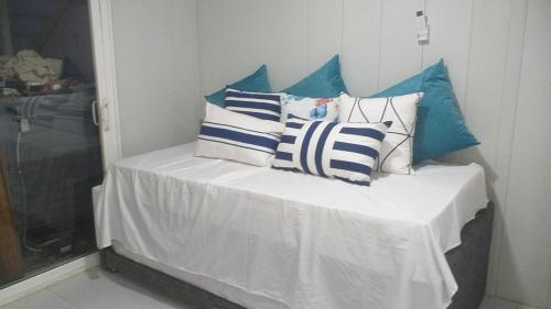 卡塔赫纳Blue Sand House B&B的一张带蓝色和白色枕头的床