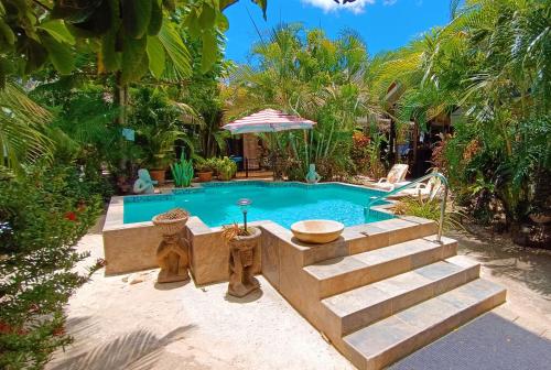 塔马林多Suite Paraiso Azul的通往庭院的带楼梯的游泳池