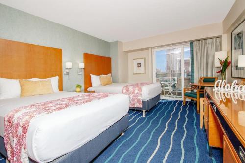 檀香山Ocean views Walk to beach Waikiki and mall 1223的酒店客房设有两张床和一个阳台。