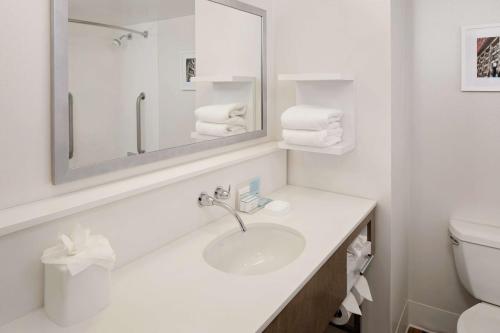 路易斯威尔路易斯维尔市中心汉普顿酒店的白色的浴室设有水槽和镜子