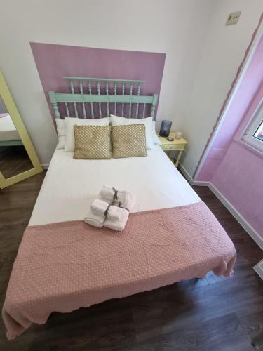 里斯本Near Parque Eduardo VII的一间卧室配有一张床,上面有两条毛巾