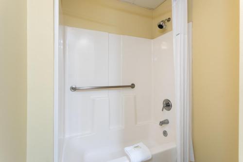 奇普利齐普莱戴斯酒店的浴室设有淋浴和卫生纸卷