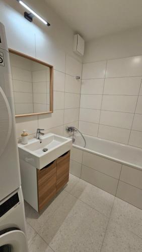 布拉迪斯拉发2 room Apartment with terrace, 2AK的浴室配有盥洗盆和浴缸。