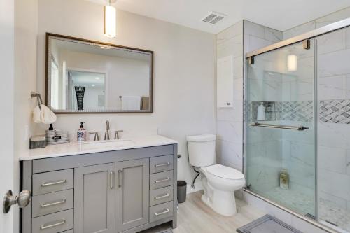 百慕大沙丘Port Royal Retreat的浴室配有卫生间、盥洗盆和淋浴。