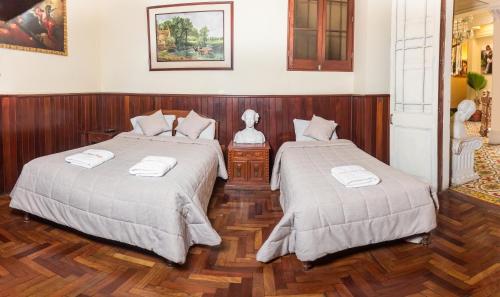 利马Casa Lima的两张睡床彼此相邻,位于一个房间里