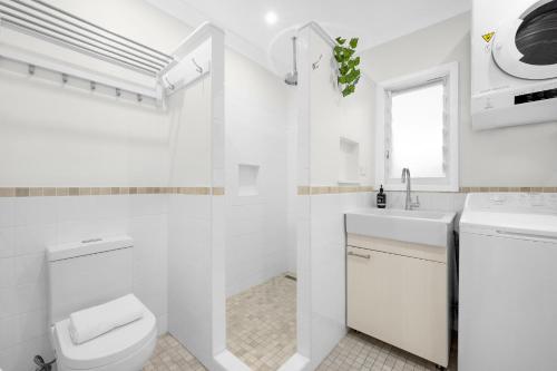 文森提亚AXL Orion Beach Home: Beach front的白色的浴室设有卫生间和水槽。