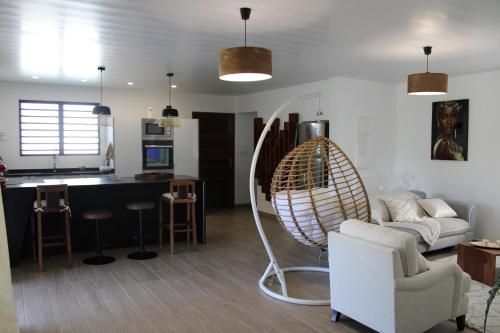 MatouryVilla Perle - 2 suites的客厅配有白色的沙发和椅子