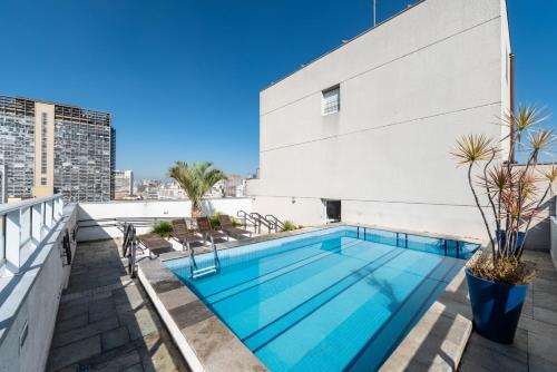 圣保罗Rover 25 Centro的建筑物屋顶上的游泳池