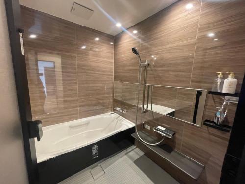 小樽小樽迎浜館的带浴缸、卫生间和盥洗盆的浴室