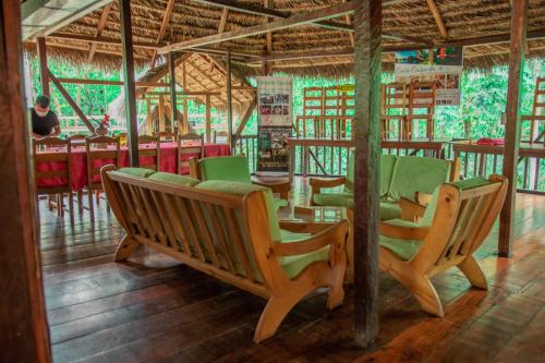 AguaricoCaiman Eco Lodge的餐厅里一组桌椅