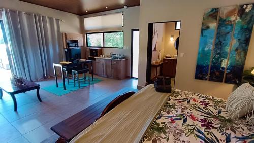 塔马林多Suite Dream Blue的一间带一张床的房间和一间带桌子的厨房