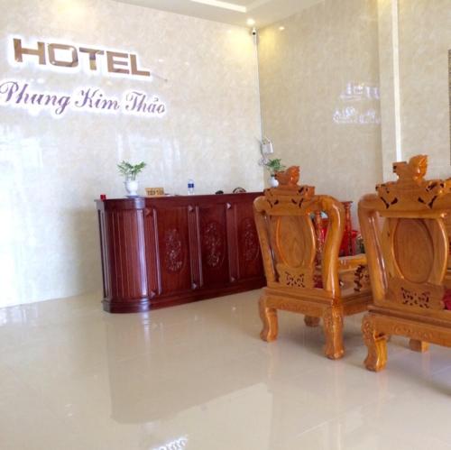 Long AnPhụng Kim Thảo Hotel Long An的一间设有两把椅子的房间和一间酒店餐厅