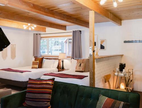 赖特伍德Grand Pine Cabins的一间带两张床和一张沙发的客厅