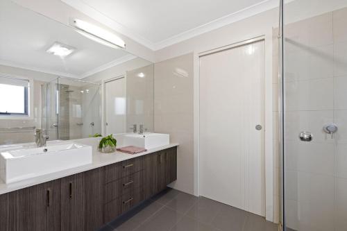 卡尔斯Hazelwood的白色的浴室设有水槽和淋浴。
