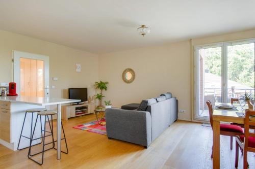 阿斯克新城Bright one-bedroom in Villeneuve-d'Ascq - Welkeys的客厅配有沙发和桌子