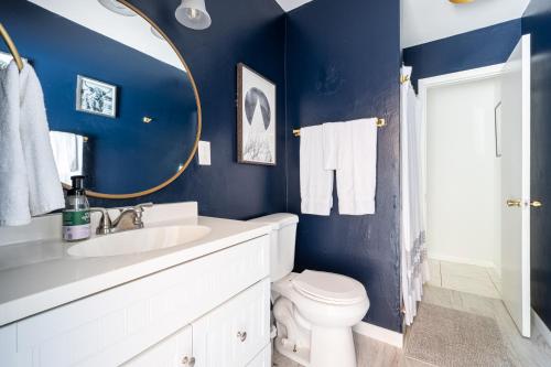 劳德代尔堡Lighthouse Guest Suites的蓝色的浴室设有卫生间和镜子