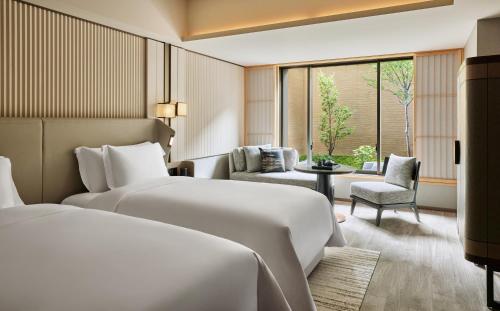 京都Dusit Thani Kyoto的酒店客房带两张床和一个客厅