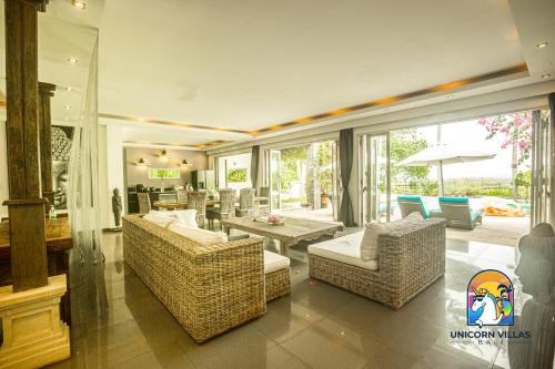 八丹拜Villa Black Pearl - by Unicorn Villas Bali的客厅配有两把椅子和一张桌子