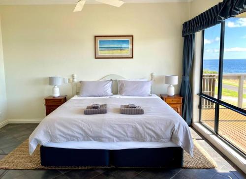 Emu BayHouse of the Young - Emu Bay的一间卧室设有一张床,享有海景