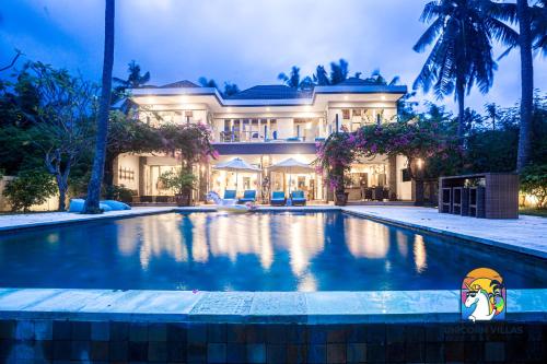 八丹拜Villa Black Pearl - by Unicorn Villas Bali的一座大房子,前面设有一个游泳池