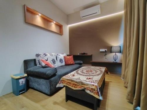 Kota SamarahanSummer Mall Summer Suite 2 bedroom unit的客厅配有沙发和桌子