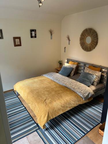 考纳斯Center studio hause的一间卧室配有一张大床和地毯。