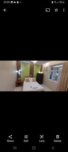 黎牙实比MaisonDeGloria的一张酒店客房的照片,配有一张床