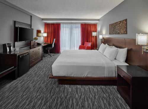 埃德蒙顿马特里克斯酒店的酒店客房配有一张床、一张书桌和一台电视。