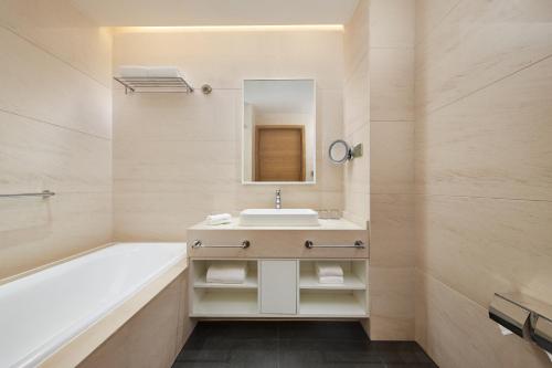 西安西安威斯汀大酒店的浴室配有盥洗盆和浴缸。