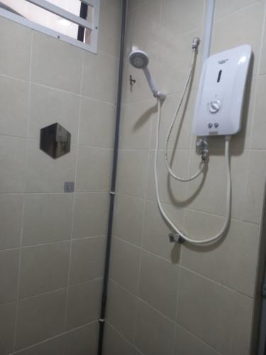 话毛生D'tasek Homestay Gua Musang的浴室内配有淋浴和头顶淋浴