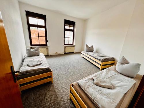 舍纳贝克Mitten im Herzen的带两张床和两个窗户的房间