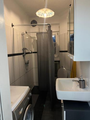 纽伦堡M & B Home 2的带淋浴和盥洗盆的浴室
