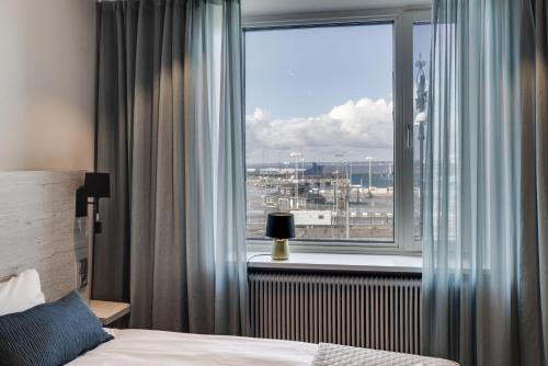 赫尔辛堡Dream - Luxury Hostel的一间卧室设有窗户,享有城市美景
