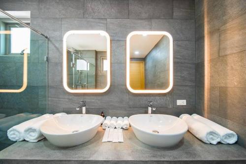 苏梅岛Nastha Villa 3 bedrooms的浴室设有2个水槽和2个镜子
