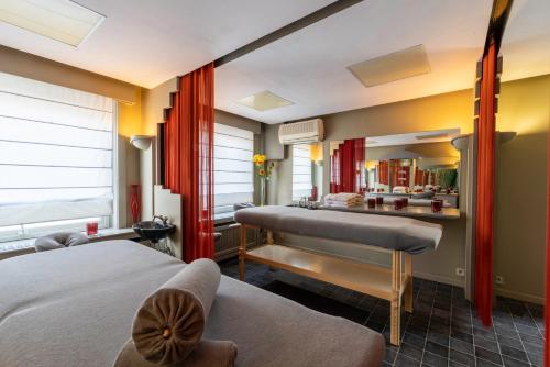 韦弗尔海姆BeautyD GREY ROOM centrum Gullegem的酒店客房带两张床和一个沙龙