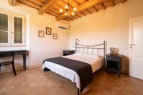 Monte GibertoCasa Raffaela, Charming villa with a nice pool的一间卧室配有一张床和一张书桌