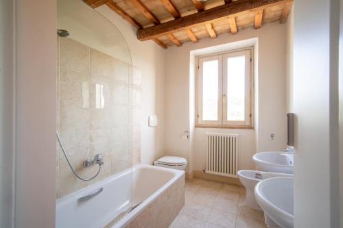 Monte GibertoCasa Raffaela, Charming villa with a nice pool的带浴缸、卫生间和盥洗盆的浴室