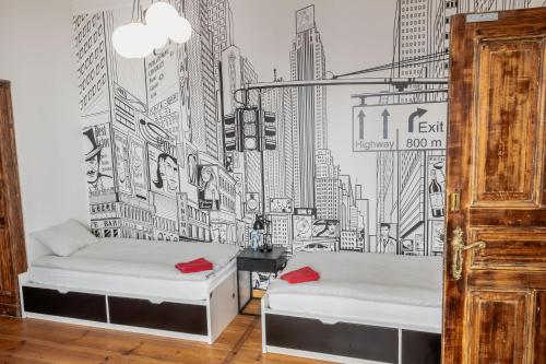 莱什诺Atelier Hostel的一间拥有城市壁画的卧室