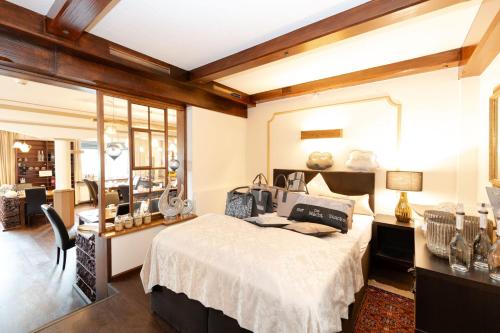 林格瑙S'Matt 3的一间卧室配有一张床和一张书桌,另一间卧室配有一张桌子。